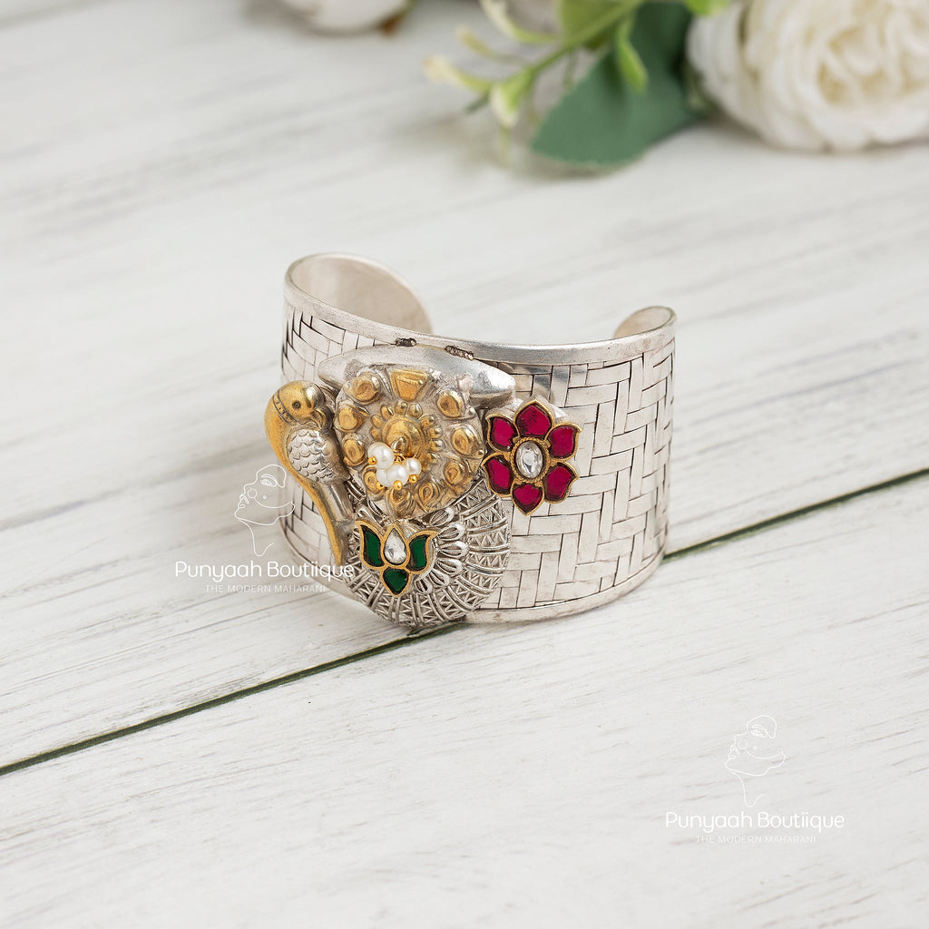 Charming Hand Cuff