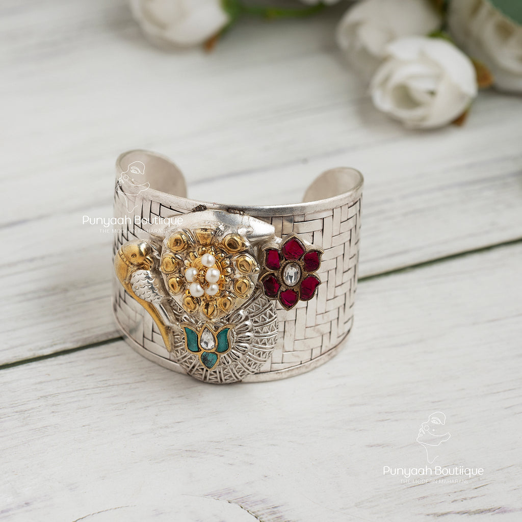 Charming Hand Cuff